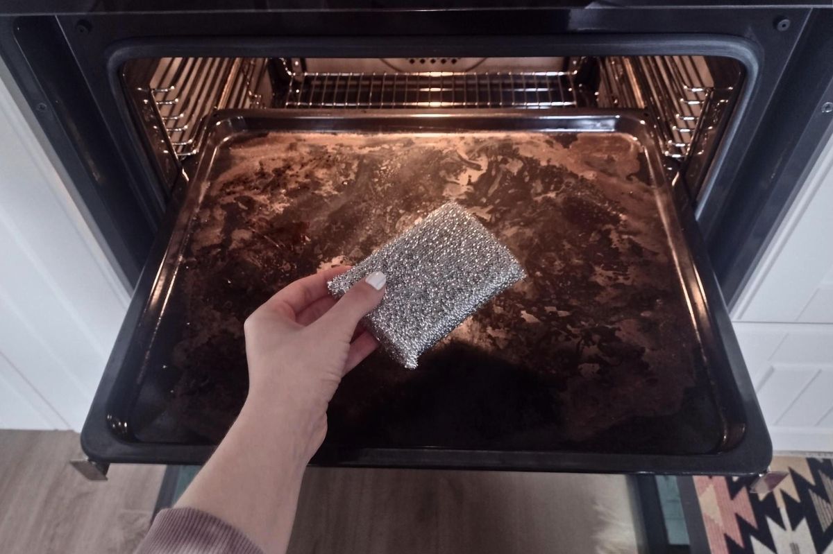 Effective cleaning: How to make your oven baking sheet gleam