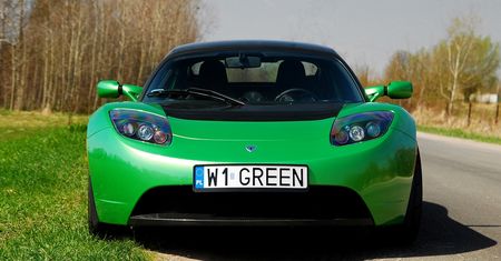 Nowa Tesla Roadster nie tak szybko - co w zamian?