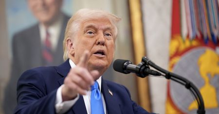 Trump zmroził rynek. Czerwień zalała indeksy w oczekiwaniu na "dzień wyzwolenia"
