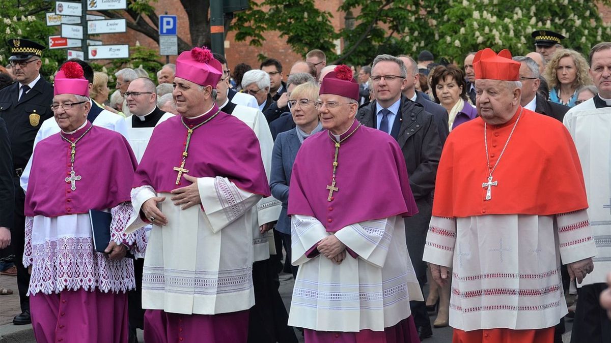 Emerytury duchownych w Polsce. Biskupi zgarniają nawet po 20 tys