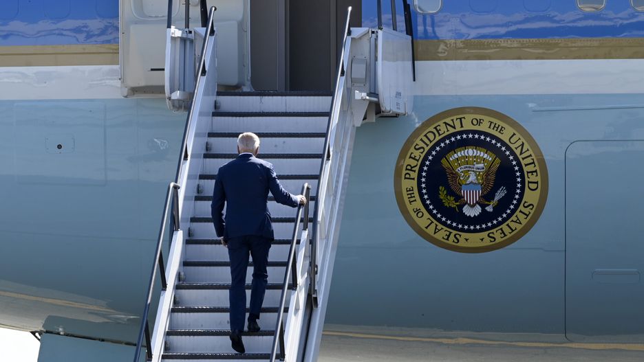 Joe Biden wsiada na pokład Air Force One.