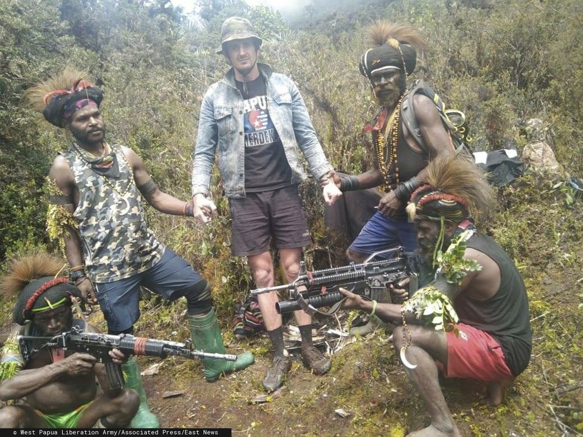 Separatystyczni papuascy rebelianci pozują do zdjęcia z mężczyzną, który według nich jest nowozelandzkim pilotem Phillipem Markiem Mehrtensem