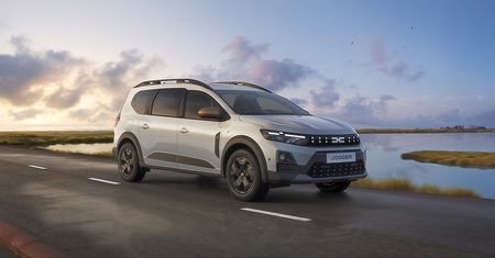 Odświeżona Dacia Jogger wjeżdża do salonów. Jest LPG, jest i hybryda