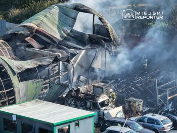 Bramki: Pożar hali pod Warszawą. Część konstrukcji dachu się zawaliła