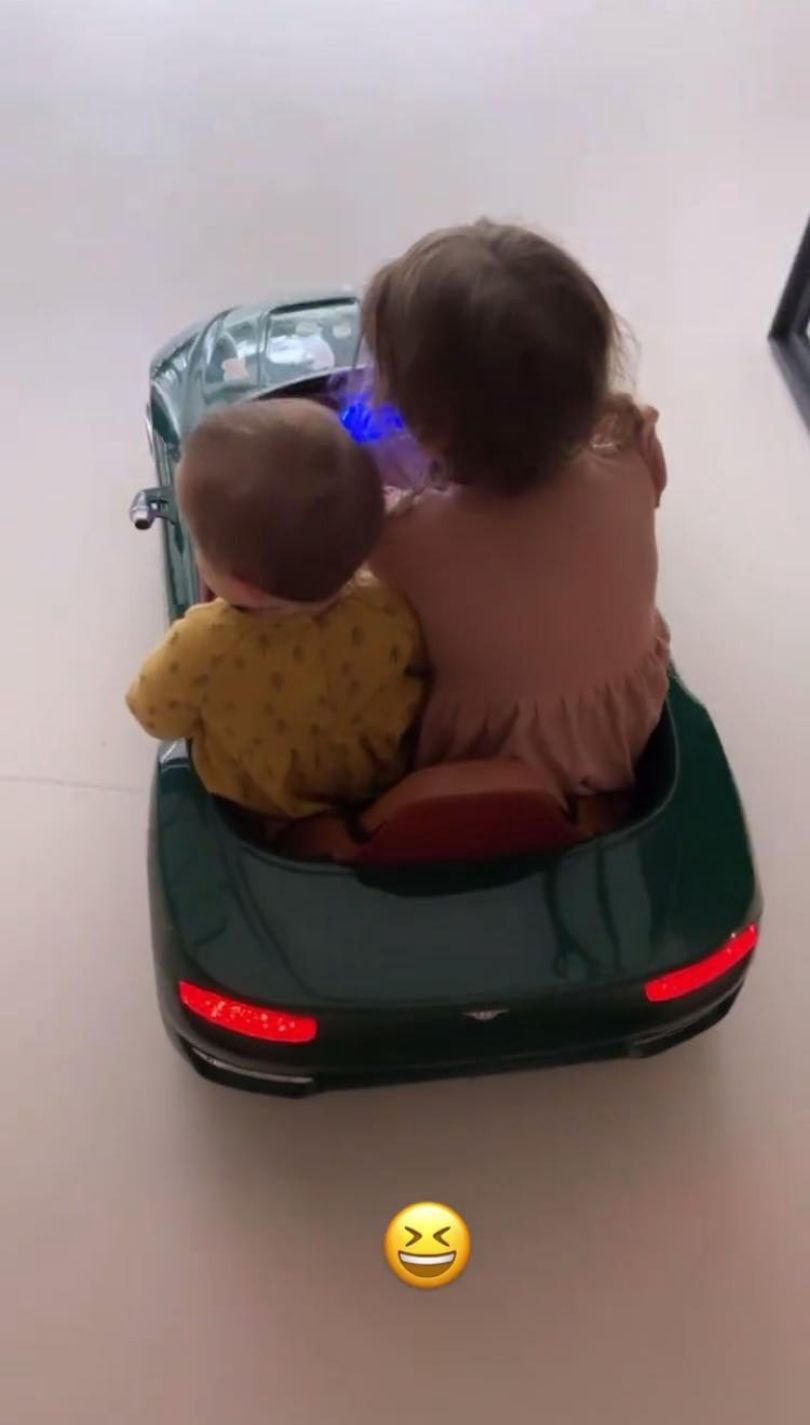 Anna Lewandowska prezentuje przejażdżkę Klary i Laury miniaturowym bentleyem
