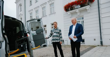 Płock kupił nowoczesny bus dla osób z niepełnosprawnościami. Ułatwi dojazdy do lekarzy, rehabilitacji i urzędów!