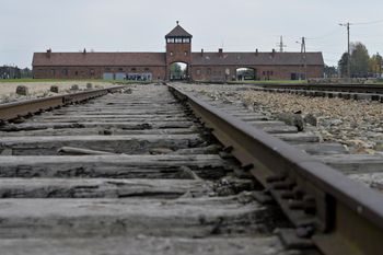 Rzeszowscy policjanci zwiedzili Muzeum Auschwitz-Birkenau. Uczyli się o źródłach nienawiści