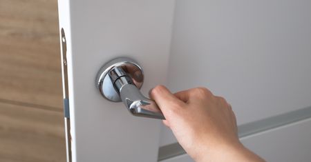 Nie zostawiaj na noc otwartych drzwi do sypialni. Powód jest prosty
