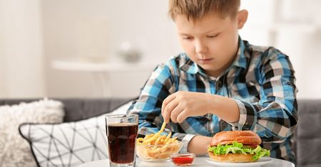 Zła dieta w dzieciństwie zostawia ślad na lata. Naukowcy odkryli, co może to odwrócić