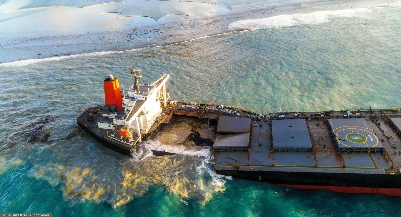 Zdjęcie statku MV Wakashio wykonane w sobotę 15 sierpnia. Tankowiec utknął na mieliźnie w pobliżu Parku Morskiego Blue Bay na Mauritiusie. 