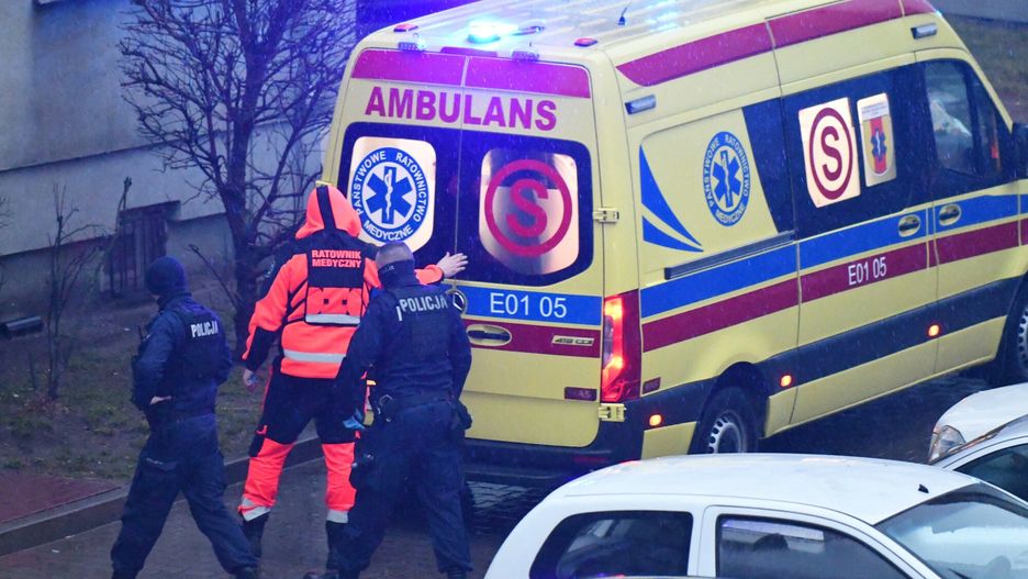 Stock Andrzej Zbraniecki
Fot. Andrzej Zbraniecki/East News, Lodz, 24.02.2023. Karetki pogotowia ratunkowego przed jednym z blokow na osiedlu Widzew, w godzinach porannych.
Andrzej Zbraniecki