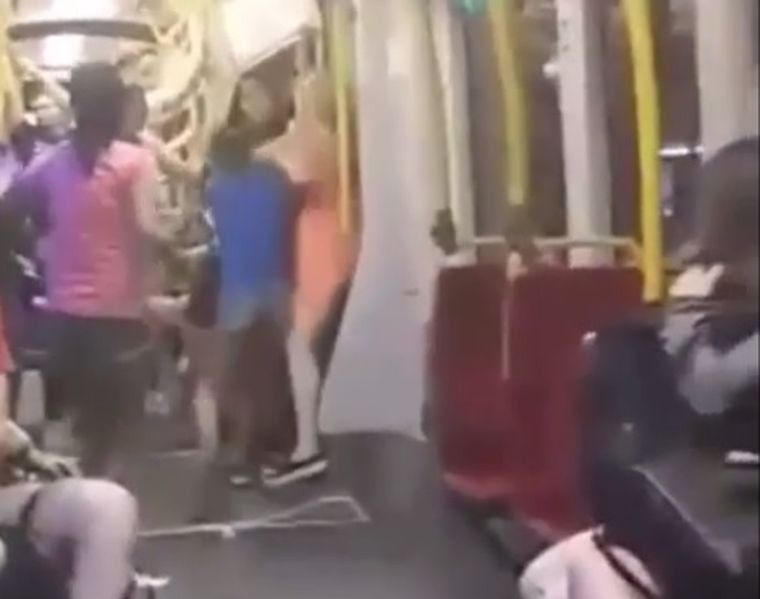 Bójka dziewcząt w tramwaju. Szokujące wideo