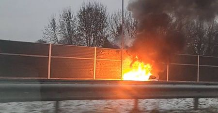 [NAGRANIE] Poranny pożar samochodu w Lublinie. Mimo wysiłków strażaków auto spłonęło doszczętnie