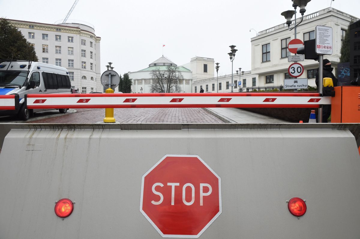 Sejm się odgradza. Podpisano umowę na trzymetrową bramę