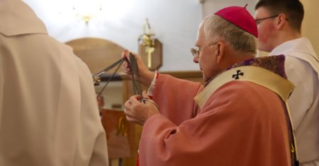 W tych dniach księża zakładają różowe ornaty. Tylko dwa razy w roku