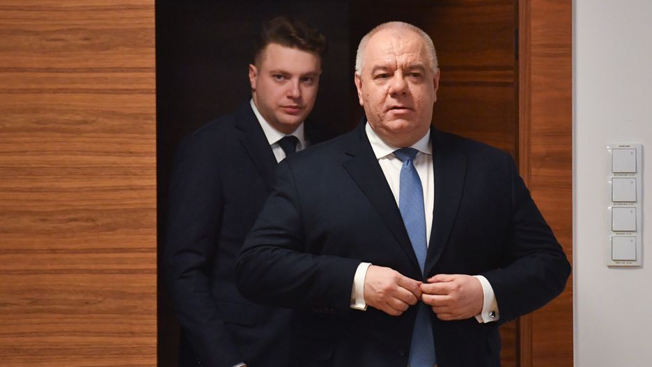 Warszawa, 27.11.2023. Minister aktywów państwowych Jacek Sasin (P) i prezes spółki PGE PAK Energia Jądrowa Jakub Rybicki (L) na briefingu prasowym w Ministerstwie Aktywów Państwowych w Warszawie, 27 bm. Spotkanie dot. decyzji zasadniczej dla planów budowy elektrowni jądrowej w regionie konińskim. (aldg) PAP/Piotr Nowak