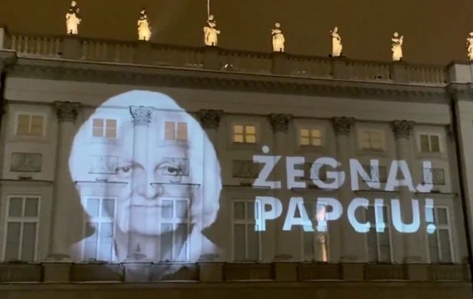 Warszawa. Pożegnalna iluminacja na Pałacu Prezydenckim. Andrzej Duda przyznał artyście pośmiertnie Order Orła Białego