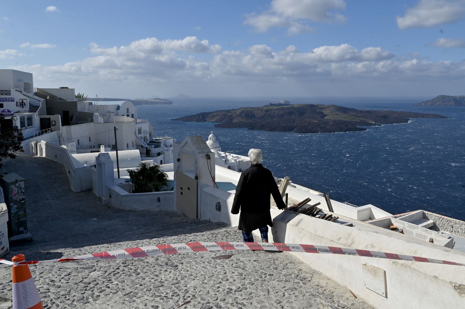 Nie tylko trzęsienie ziemi. Sejsmolog mówi o sytuacji na Santorini