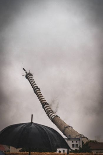 Głogów: Mijają trzy lata bez komina na Widziszowie. Wysadzono go 30 lipca 2022 toku. Wydarzenie przyciągnęło tłumy ludzi. ZDJĘCIA