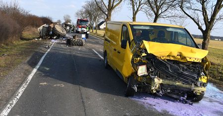 Dramatyczne sceny na DK62. Ciągnik rozerwany po zderzeniu z busem