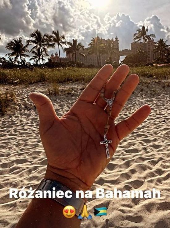 Misiek Koterski z różańcem na Bahamach (Instagram)