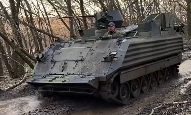 Duński M113G4DK dostarczony Ukrainie z dobrze widocznym pakietem pancerza dodatkowego po bokach.