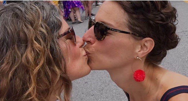 Całujące się pary homoseksualne reklamują Google Pixel (wideo)