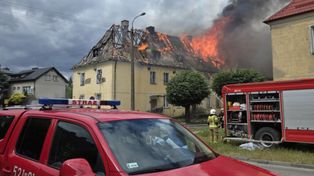 Duży pożar kamienicy na Mazowszu. Ewakuowano około 100 osób. Z ogniem walczy 20 zastępów straży pożarnej
