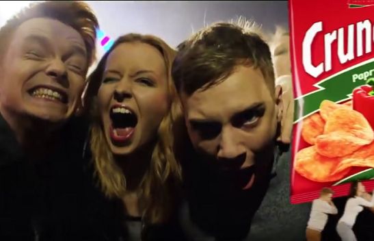 Odświeżona marka Crunchips w nowej imprezowej reklamie (wideo)