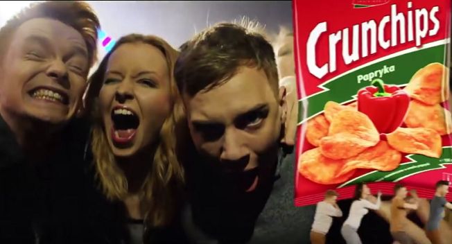 Odświeżona marka Crunchips w nowej imprezowej reklamie (wideo)