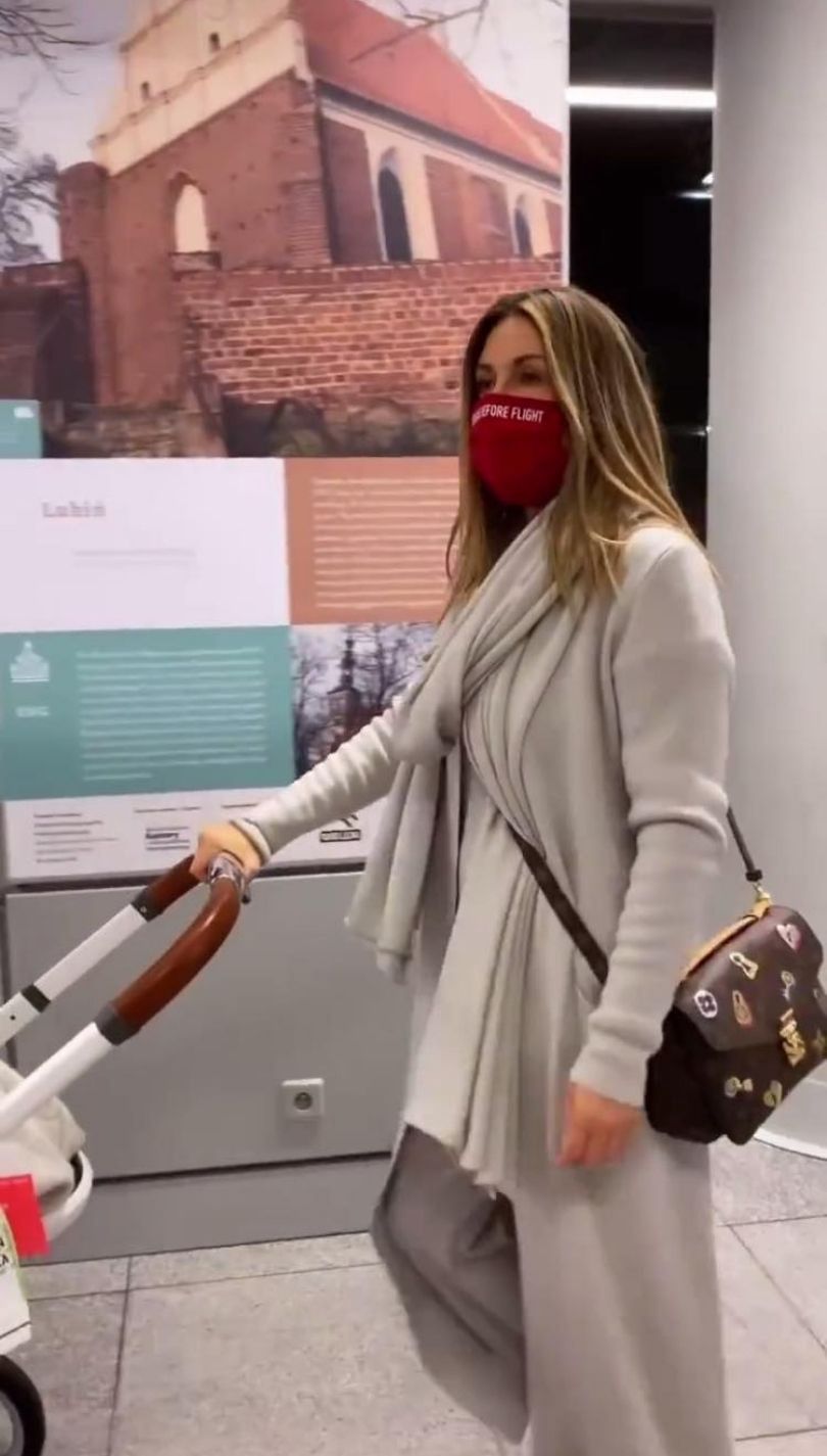 Małgorzata Rozenek i Radosław Majdan pozdrawiają z lotniska przed rodzinną wycieczką