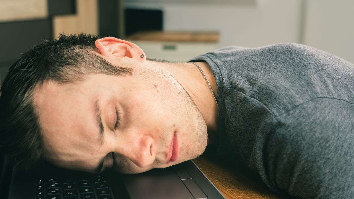 Pierwsze objawy mogą być ledwo zauważalne i bagatelizowane przez większość pracowników 