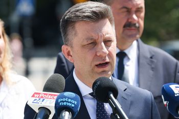"To jest przyspieszenie". Dworczyk o atakach, nagle pochwalił rząd