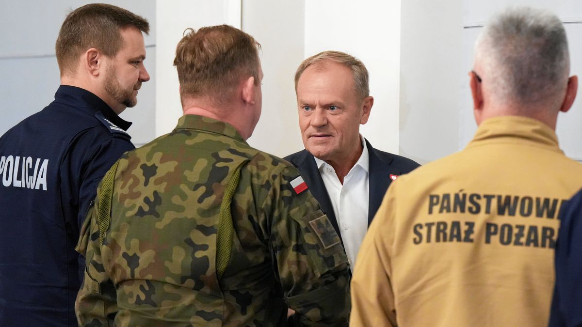 Donald Tusk na Slasku w zwiazku z zagrozeniem powodziowym
13.09.2024 Wroclaw , Dolnoslaski Urzad Wojewodzki . Premier Donald Tusk (2p) podczas odprawy ze sluzbami w zwiazku z zagrozeniem powodziowym .
Fot . Tomasz Pietrzyk / Agencja Wyborcza.pl
Fot. Tomasz Pietrzyk / Agencja Wyborcza.pl
premier donald tusk, dolny slask wizyta premiera, duw, dolnoslaski urzad wojewodzki, zagrozenie, powodzie, /FR/
