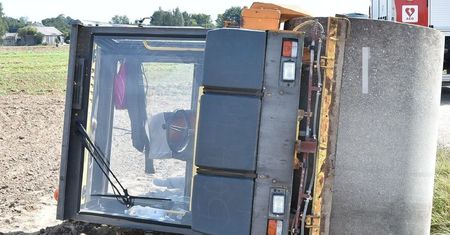 Walec drogowy wywrócił się na remontowanej drodze. Zdjęcia ze zdarzenia