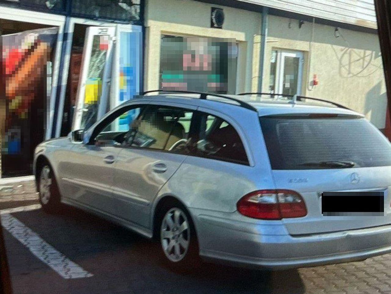 Wjechał mercedesem w sklep. Policji tłumaczył, że napił się później