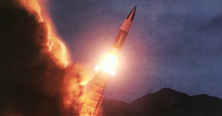 Korea Północna wystrzeliła pociski w stronę Japonii. Przeleciały 900 km