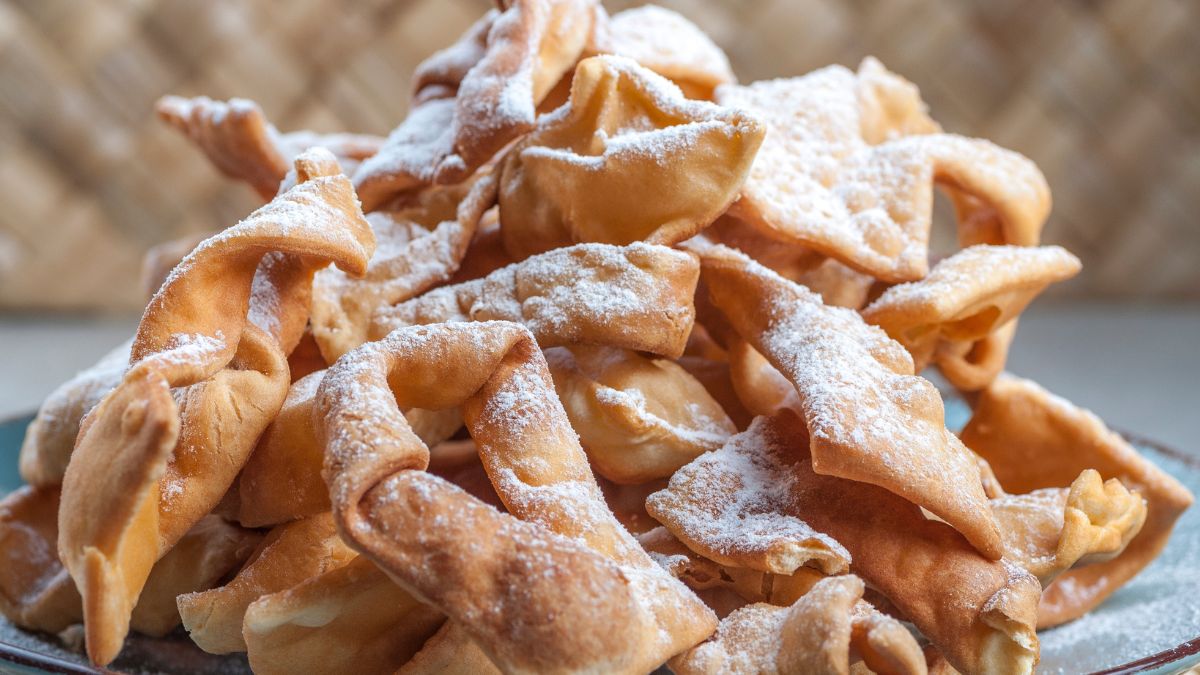 Chrupiące faworki na jogurcie