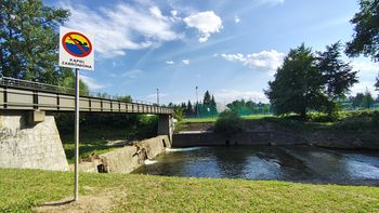 Małopolskie: Zakaz kąpieli w Sękówce i Ropie. Trzy miejsca, które zakwalifikowano jako "dzikie kąpieliska"