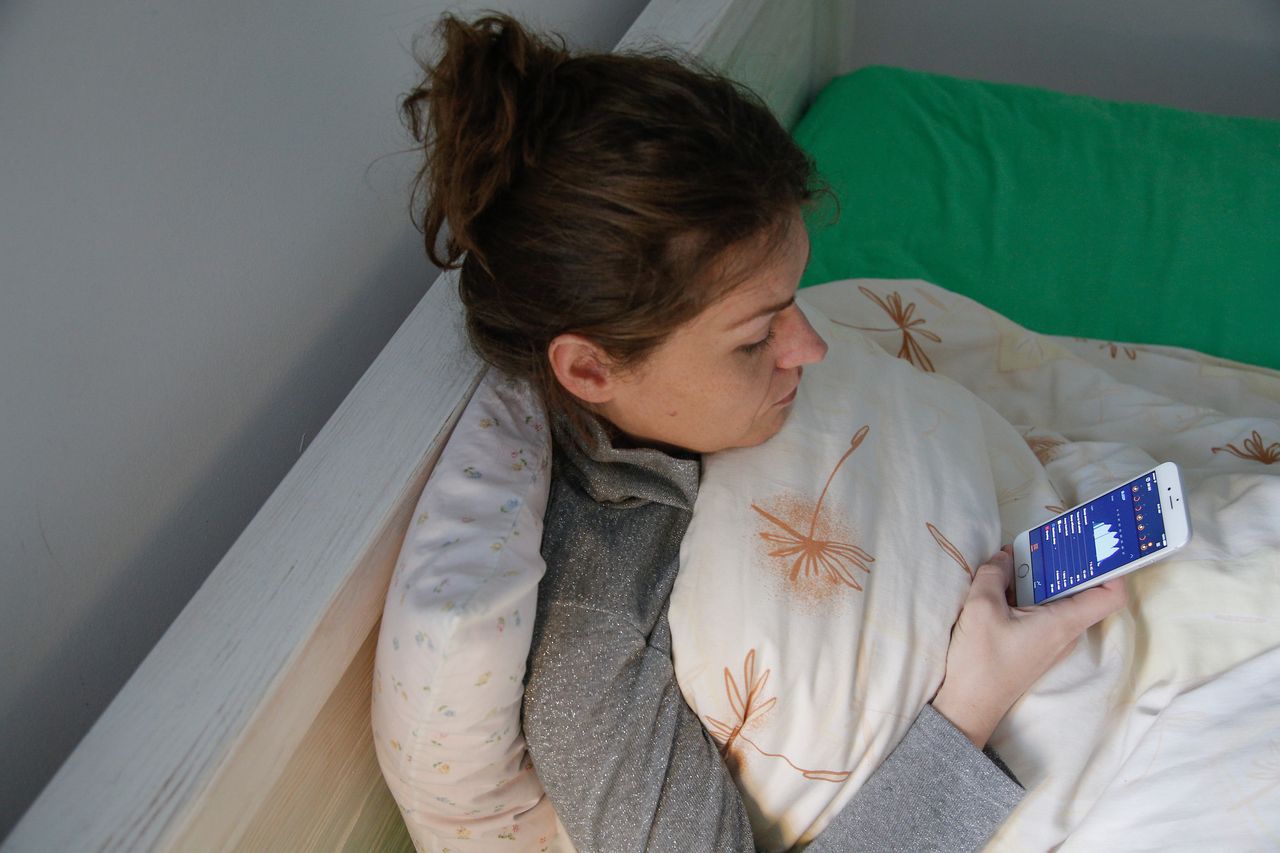 Smartfony: tryb nocny nie pomaga w lepszym spaniu? Badacze mają złe wieści
