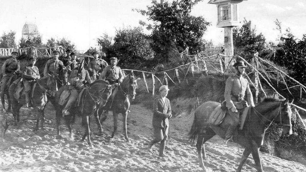 Przemytnik schwytany przez patrol Korpusu Ochrony Pogranicza. Fotografia Ilustrowanego Kuryera Codziennego 