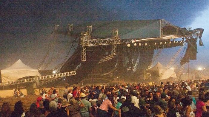 Przerażające nagranie rozpadającej się sceny koncertowej [wideo] 1