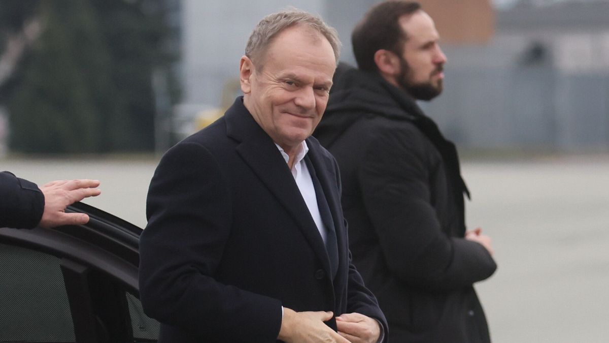 Warszawa, 31.01.2024. Premier Donald Tuska (C) na lotnisku w Warszawie, 31 bm. Premier Tusk udaje się na nadzwyczajny szczyt Rady Europejskiej w Brukseli. (aldg) PAP/Leszek Szymański