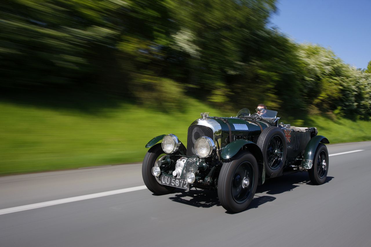 Zabytkowy Bentley z wyjątkowym Porsche na lawecie. Przejechały setki kilometrów