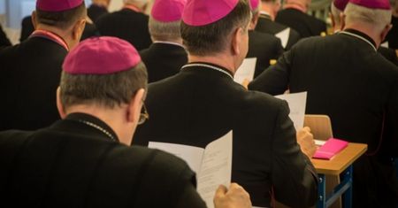 "Dramat na naszych oczach. Z Kościoła odchodzi całe pokolenie"