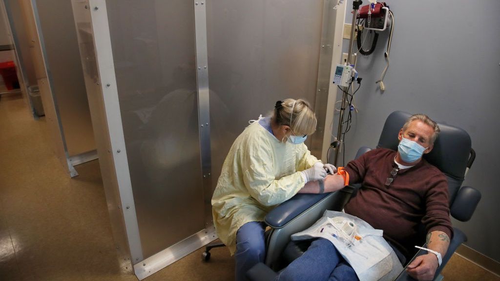 Pacjent leczony koktajlem przeciwciał monoklonowych