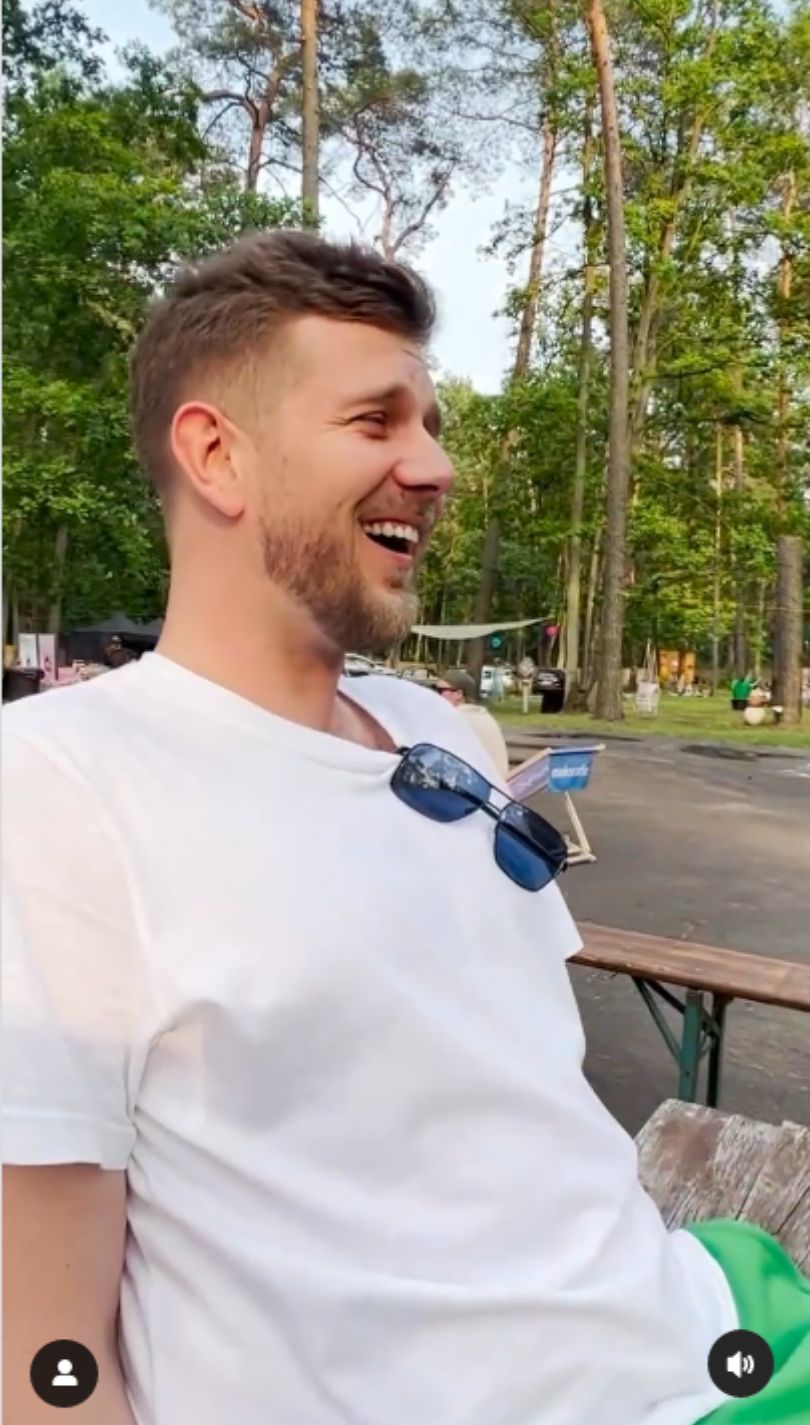 Uduchowieni Antek Królikowski i Izabela medytują na leśnym festiwalu