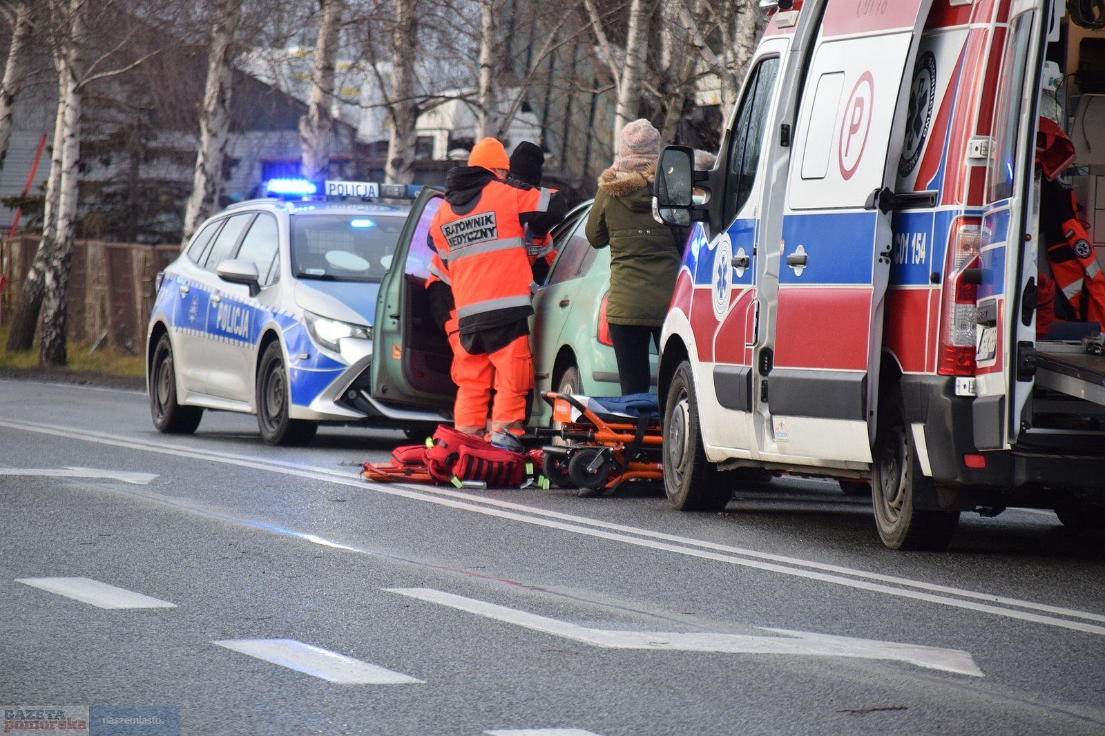 W wyniku zdarzenia poszkodowany został 35-letni mężczyzna kierujący volkswagenem. Zespół Ratownictwa Medycznego udzielił mu na miejscu pomocy medycznej, a następnie przetransportował do szpitala. 