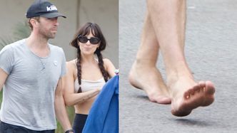 Chris Martin w towarzystwie Dakoty Johnson wietrzy stopy na parkingu w Malibu