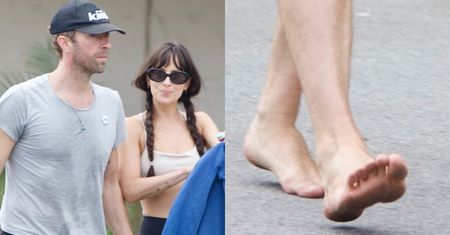 Chris Martin w towarzystwie Dakoty Johnson wietrzy stopy na parkingu w Malibu